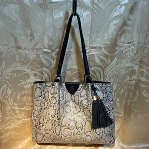 Anne Klein, reptile pattern, 2 compartments inside.   10-B2Cb